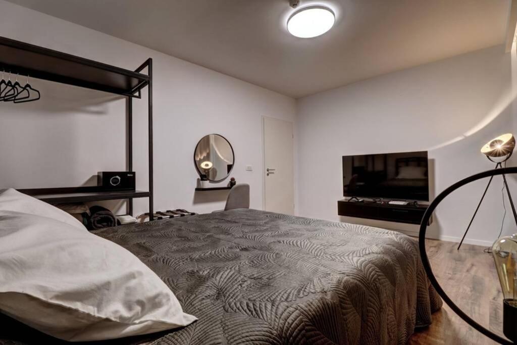 Town Square Apartment Prishtine Bagian luar foto