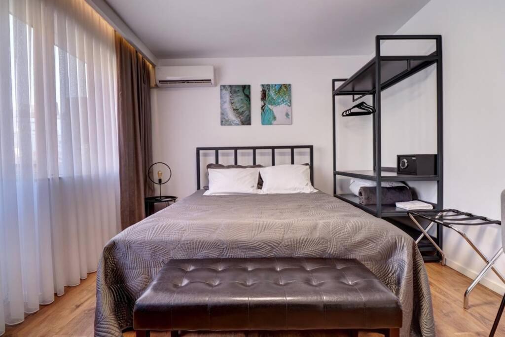 Town Square Apartment Prishtine Bagian luar foto